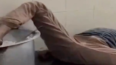 Hindistan'da hijyen dolu görüntüler: Ayağı pilav tenceresinde uyuyakalan bekçi kamerada