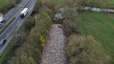 İngiltere'de nehir kıyısında devasa kaçak atık yığını
