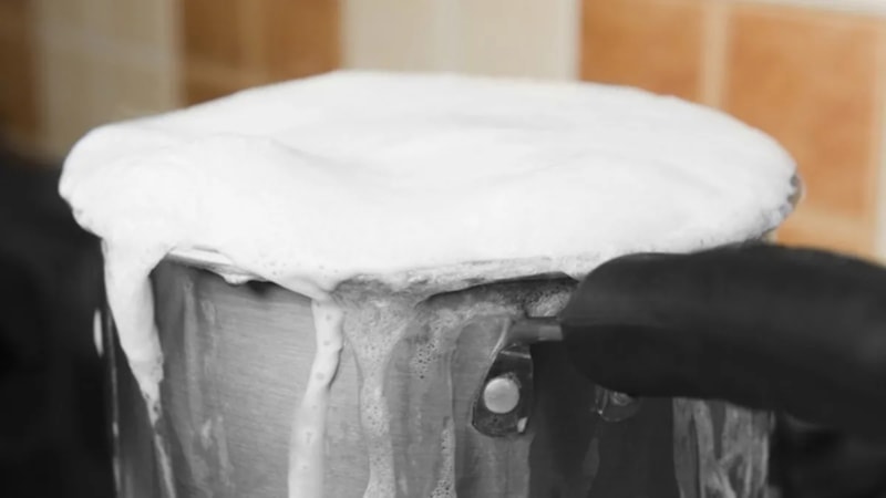 Yemeğin taşmasını önleyen 8 usta yöntemi: Her mutfakta işe yarıyor