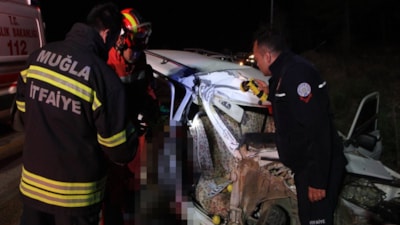 Muğla'da alkollü sürücü, aracını direğe çarptı: 2 yaralı