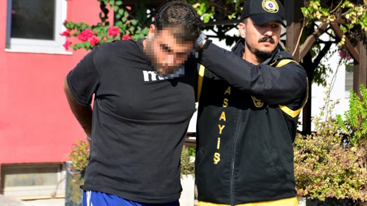Adana'da kardeşinin yasak ilişki yaşadığı şahsı iç çamaşırı ile kaçarken öldürdü