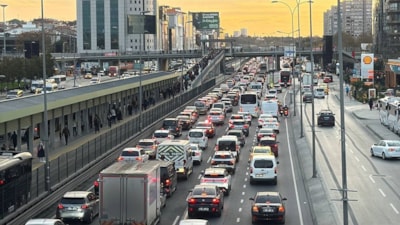 İstanbul'da ara tatilin ardından ikinci iş gününde trafik yoğunluğu yaşanıyor