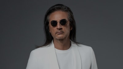 Şarkıcı Çelik sahnede düştü! O anları takipçileriyle paylaştı