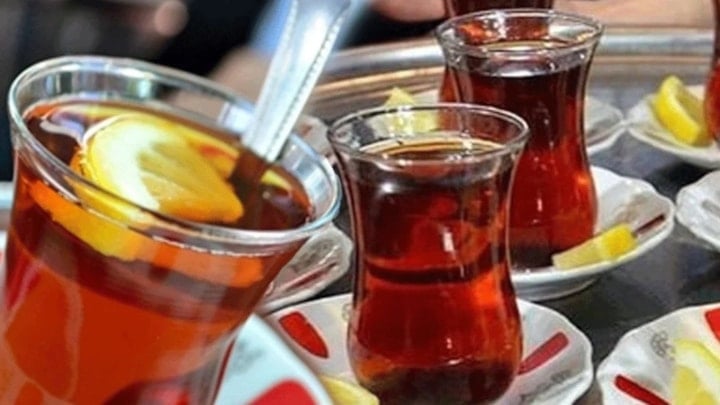 İstanbul'da çayın yanında verilen limona ekstra ücret alan işletmeye aykırılıktan ceza yağdı