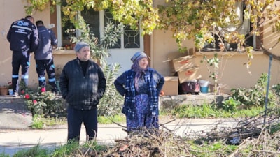 Balıkesir'de yaşlı çift depremde hasar gören evlerinin yıkılışını gözyaşlarıyla izledi