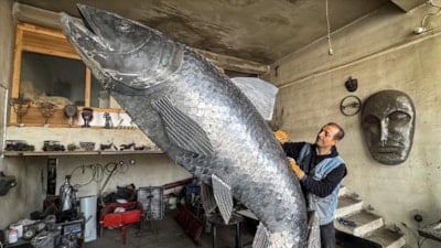 Van'da İranlı heykeltıraş 'inci kefali' heykeli yaptı