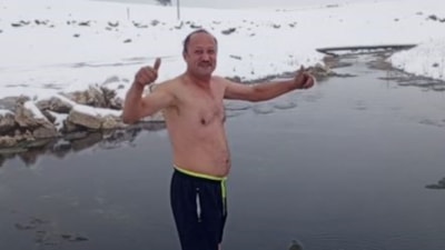 Sivas'ta soğuk havaya aldırmadı: 13 derecelik suya girdi