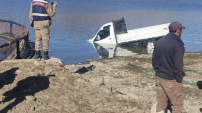 Elazığ'da el freni çekilmeyen kamyonet baraj gölüne düştü: 1 ölü