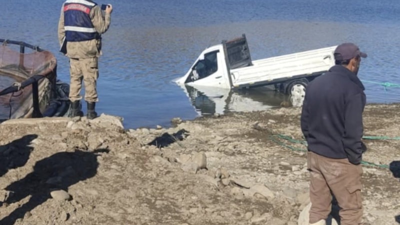 Elazığ'da el freni çekilmeyen kamyonet baraj gölüne düştü: 1 ölü