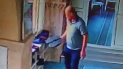 Adana'da camide ayakkabıları tek tek inceleyen hırsız beğendiklerini çalıp kaçtı