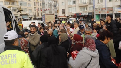 Edirne'de kurtuluş günü nedeniyle dağıtılan kek izdihama neden oldu