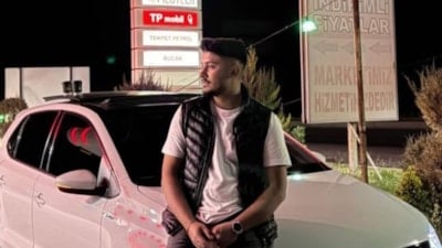 Burdur'da otomobil kazada hurdaya döndü