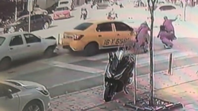 Bursa'da otomobilin anne ve bebeğine çarptığı anlar kamerada
