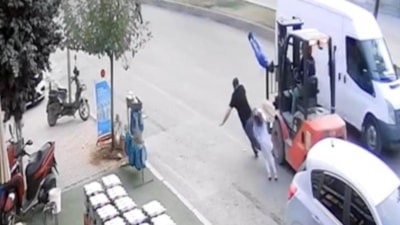Mersin'de ters şeritten gelen forklift baba ve iki çocuğuna çarptı