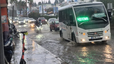 Bodrum'da sağanak yağış: Cadde ve sokaklar göle döndü
