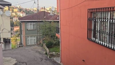 İstanbul'da duvarlarında çatlak oluşan 2 bina tahliye edilerek mühürlendi