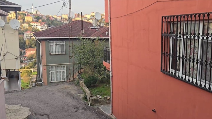 İstanbul'da duvarlarında çatlak oluşan 2 bina tahliye edilerek mühürlendi