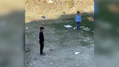 Mersin'de siren testi sırasında iki çocuk esas duruşa geçti