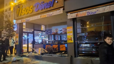 Şanlıurfa'da kontrolden çıkan otomobil, yeni açılan dönerciye daldı