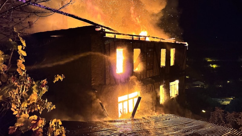 Karabük'te 150 yıllık iki katlı ahşap ev alevlere teslim oldu