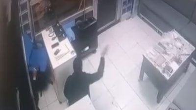 Ankara'da taksi şoförüyle tartışan yolcu 3 el ateş etti: Duraktaki şoförlerin panik anları kamerada