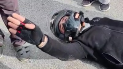 Antalya'da kazada yaralanan sürücü çarpıştığı anne ve çocuğunu teselli etti