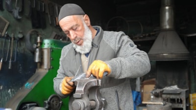 Muş'ta Halit Usta yarım asırdır ateş başında demir dövüyor