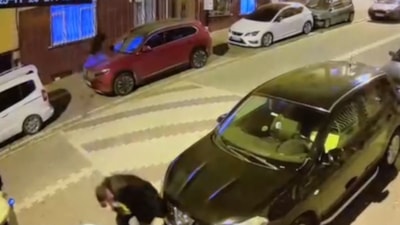 İstanbul'da sokakta bekleyen 2 arkadaşa silahlı saldırı kamerada