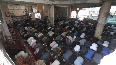 Gazze'de cuma namazı: Filistinliler hasar gören camide saf tuttu