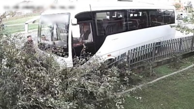 Tekirdağ'da servis minibüsü ağaca çarptığı anlar kamerada