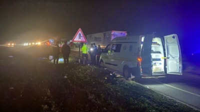 Antalya'da öğrencilere otomobil çarptı: 1 ölü