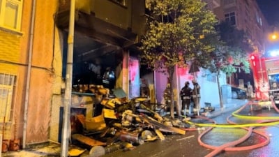 İstanbul'da 5 katlı binada yangın çıktı: Alevler tüm binayı sardı