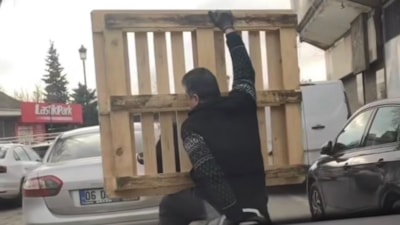 Gaziantep'te motosiklet üzerinde palet taşıdı