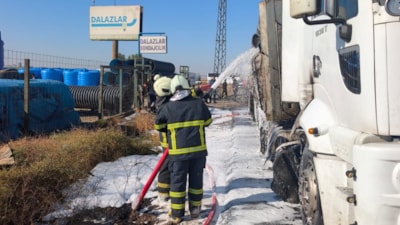 Mardin'de 3 aracın karıştığı kazada tır alev aldı: O anlar kamerada