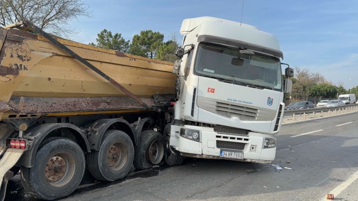İstanbul'da iki kamyon çarpıştı: Sürücü araç içinde sıkıştı