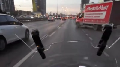İstanbul'da kamyonet hatalı yerden yola dahil oldu: Motosikletli sürücü kıl payı kurtuldu