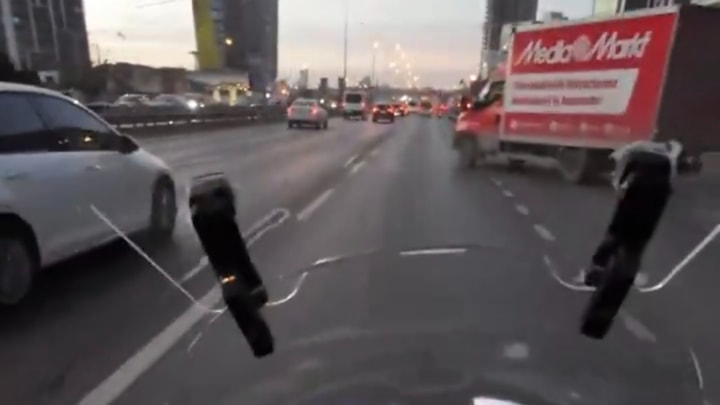 İstanbul'da kamyonet hatalı yerden yola dahil oldu: Motosikletli sürücü kıl payı kurtuldu