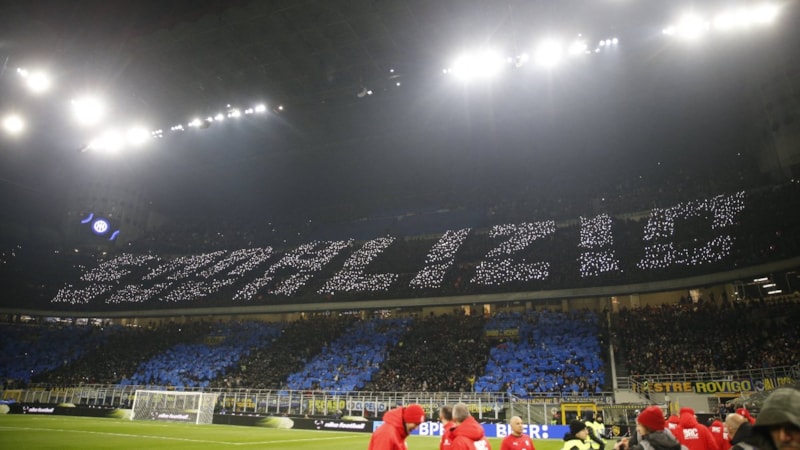 Milan taraftarından polis yasağına rağmen telefonla koreografi