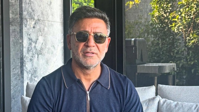 Şarkıcı İzzet Yıldızhan oğullarıyla poz verdi