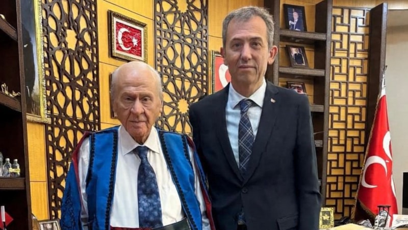 Devlet Bahçeli, Karaşar Türkmen Alevilerinin mahalli kıyafetleriyle