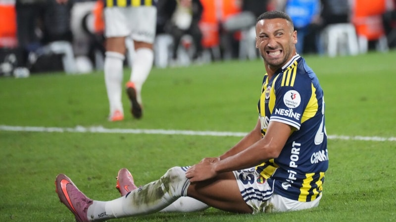 Fenerbahçe'de Cenk Tosun ameliyat oldu