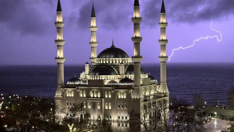 Zonguldak'ta şimşekler geceyi gündüze çevirdi