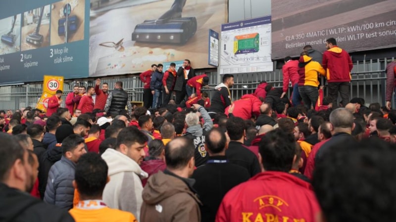 Galatasaray taraftarları derbi için stada geldi