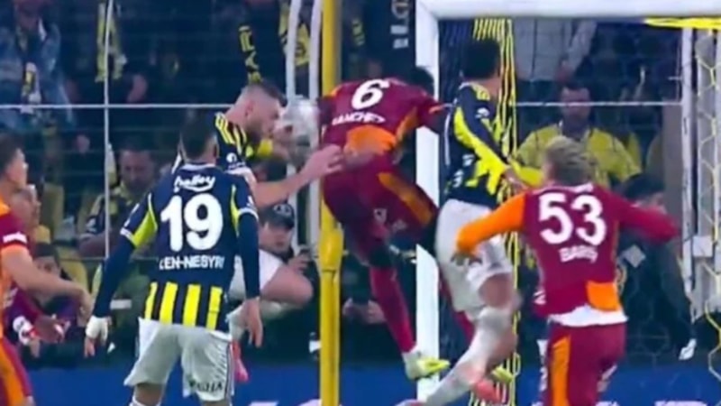 VAR devreye girdi! Kadıköy'de gol iptal edildi