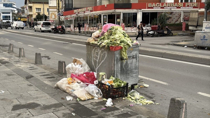 Maltepe Belediyesi'nde çalışanlar iş bıraktı: Sokaklarda çöp yığınları oluştu
