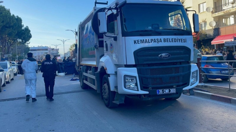 İzmir'de belediyenin çöp kamyonu yaya geçidinde kadını ezdi