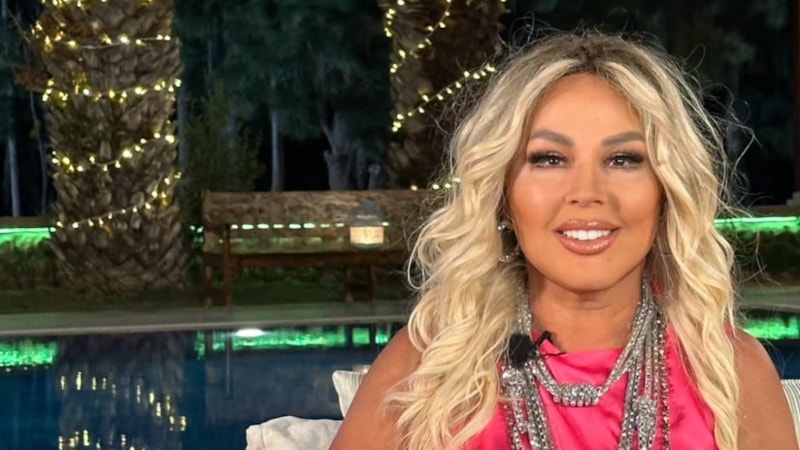 Safiye Soyman Londra'da! Boyundan büyük çanta denedi