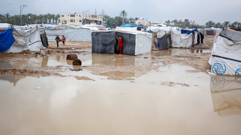 Gazze’yi vuran fırtına, 27 bin çadırı yıktı: Onlarca ölü var