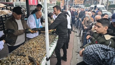 Eyüpsultan’da Hamsi Festivali coşkusu: Vatandaşlara 1 ton hamsi dağıtıldı