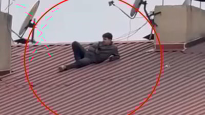 Siirt'te bir vatandaş amatör lig maçını izlemek için çatıya çıktı